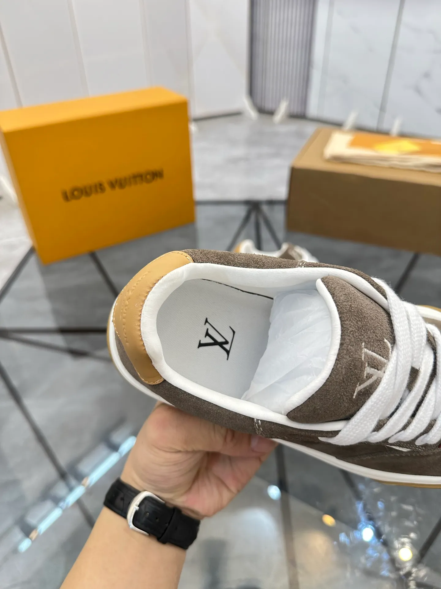 Men's shoes for sale 💰: 💰P660¥ Top quality Comes with airplane case Product trademark: LV* "Louis Vuitton*" low-top casual shoes Regular size: 35-44 (can be customized to 45) Couple style Product materials: imported nubuck leather upper, sheepskin lining, original outsole. Number: 819